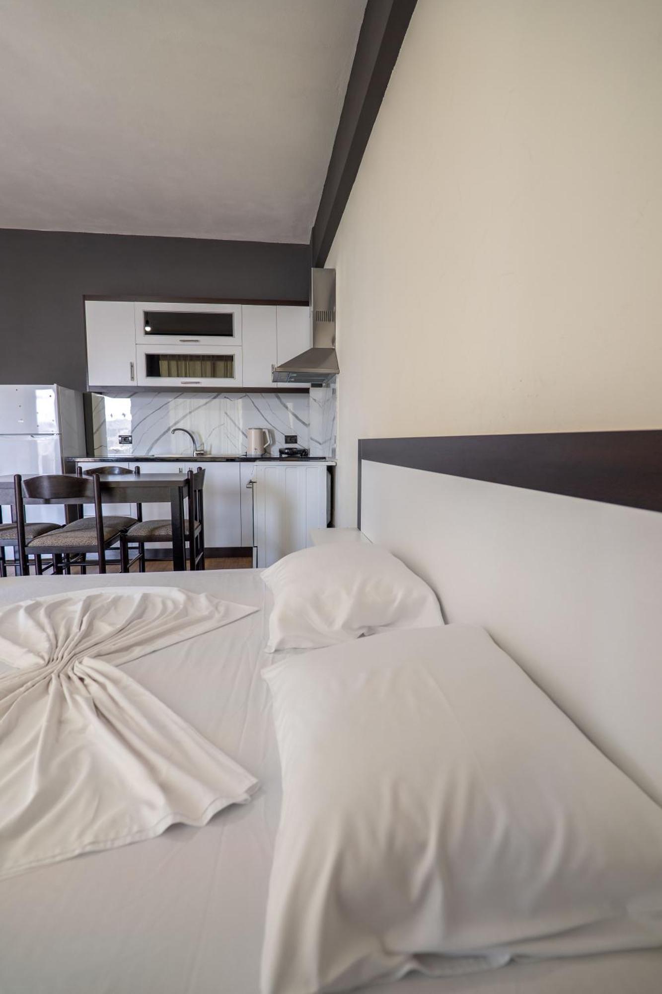 Denis Apartments Саранда Экстерьер фото